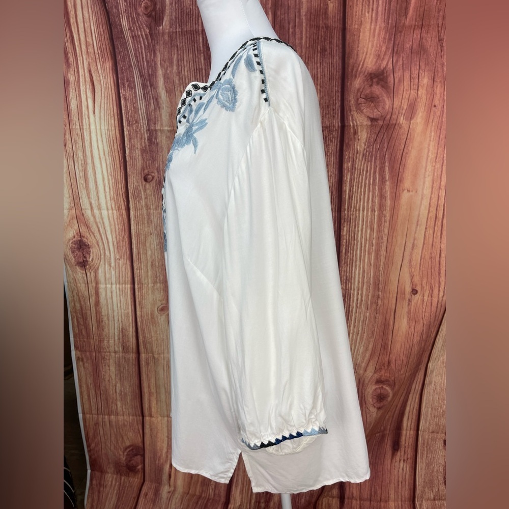 C&C California white and blue floral embroidery boho flowy women’s blouse 1X - Picture 4 of 17